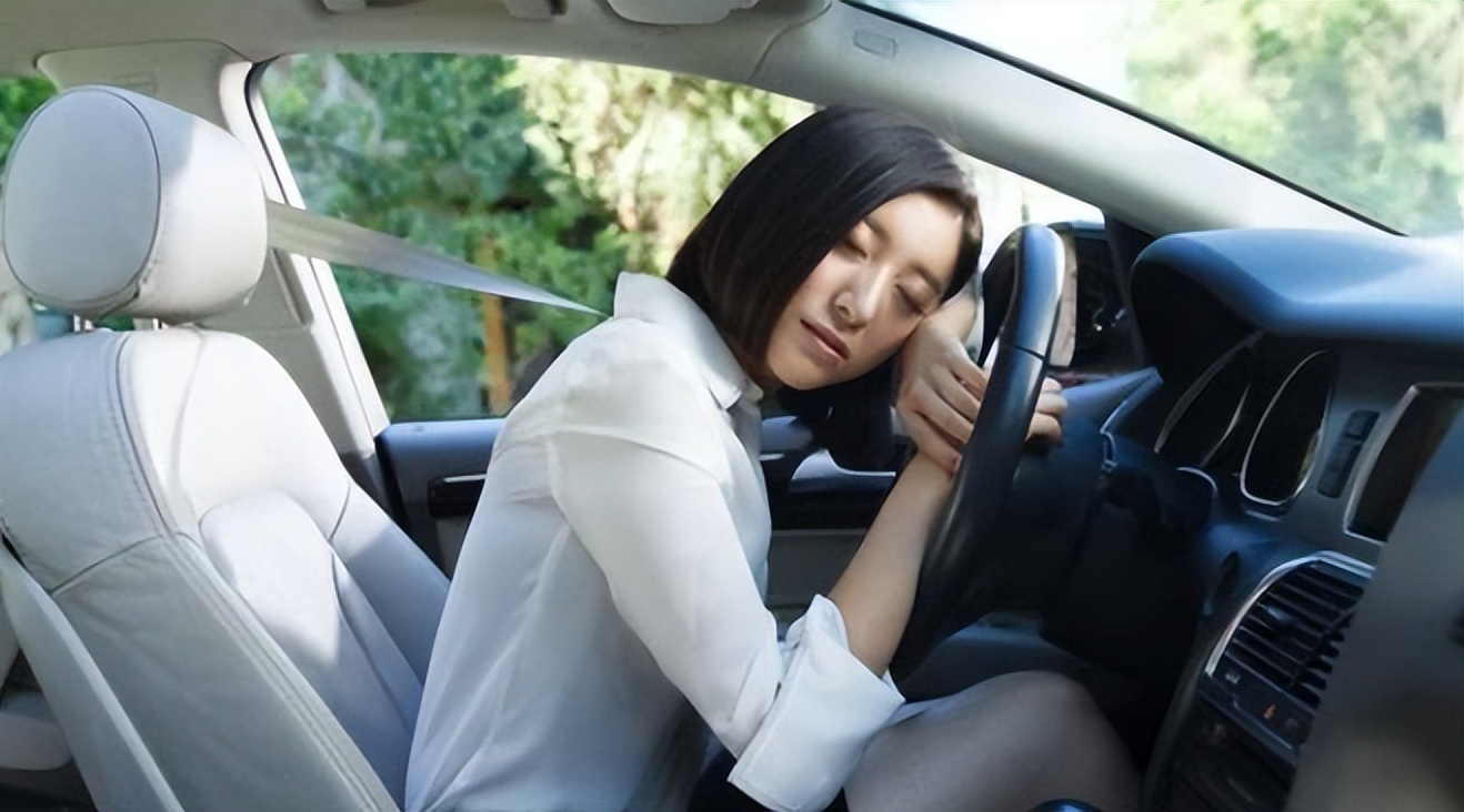 停車閉窗吹空調(diào)，容易出現(xiàn)一氧化碳中毒